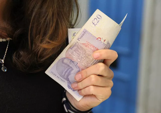 Czy można przelać pieniądze z polskiego konta na angielskie?